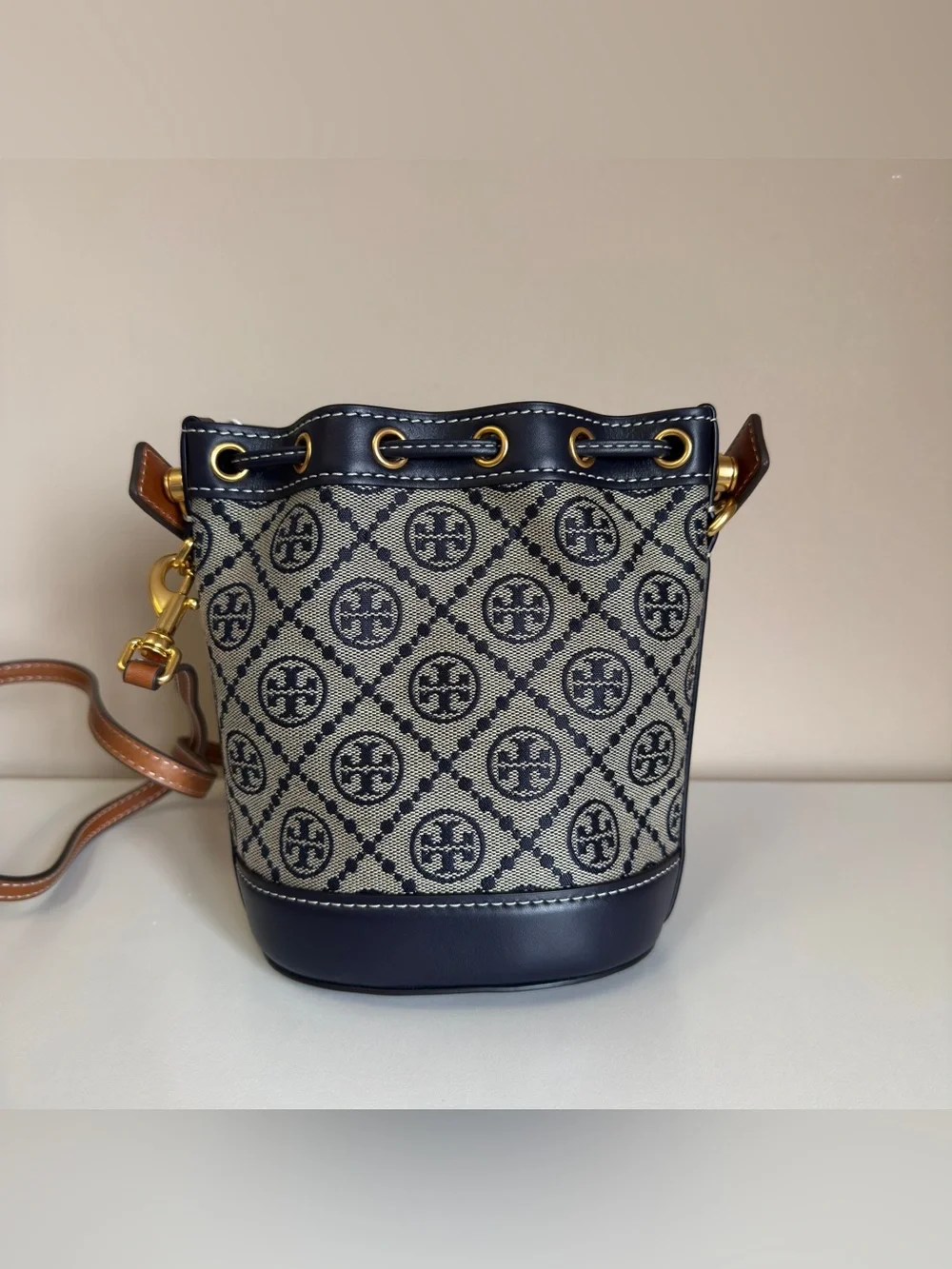 Tory Burch T MONOGRAM MINI BUCKET BAG